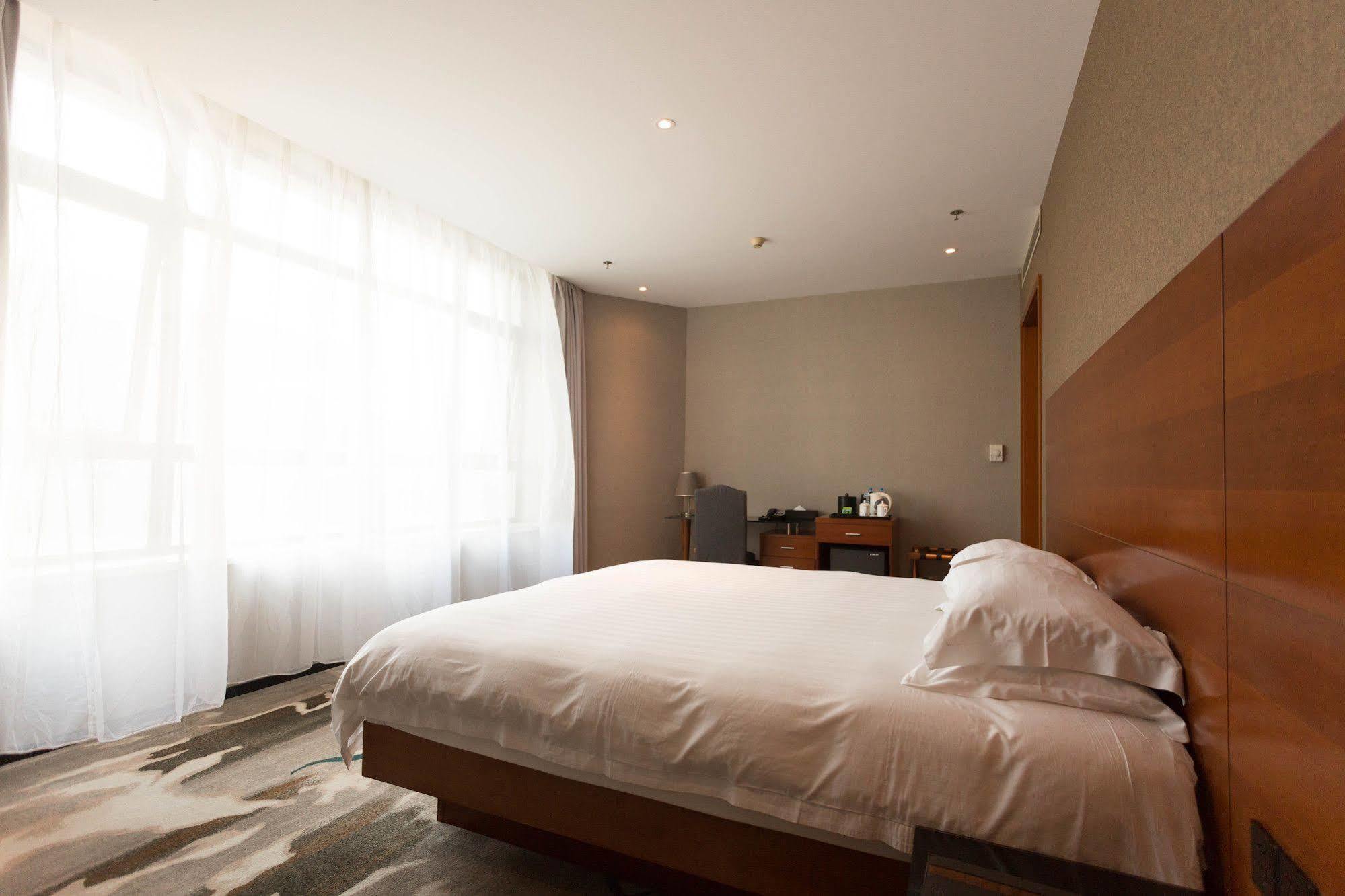 Radiance Hotel Shanghai Exterior photo